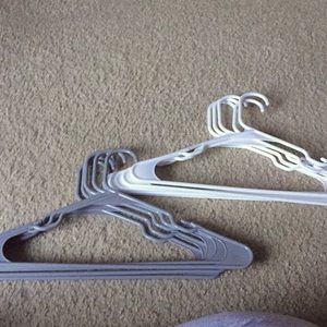 10 hangers. 5 white, 5 grey!